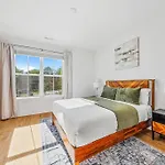 Modern 4Br Retreat In Uptown!