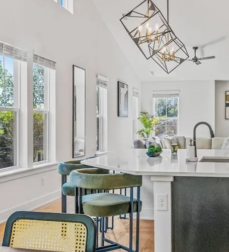 Modern 4Br Retreat In Uptown!