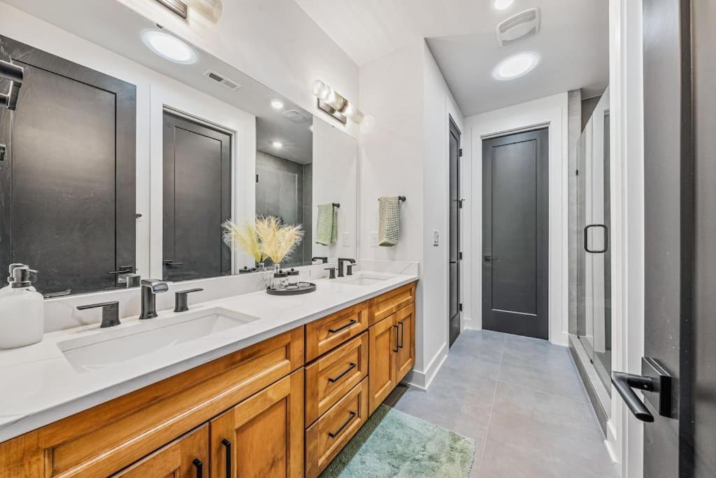Modern 4br Retreat In Uptown! Holiday home