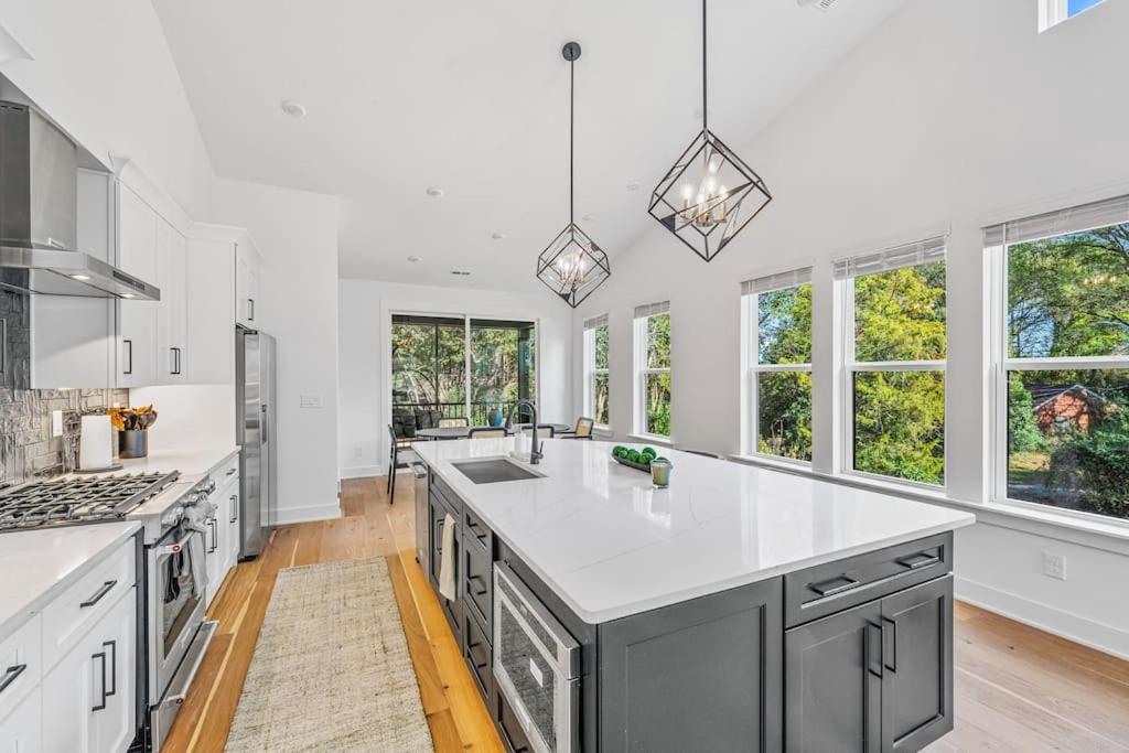 Modern 4br Retreat In Uptown! Holiday home Charlotte