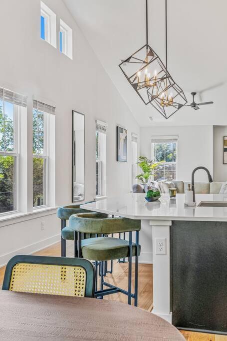Modern 4br Retreat In Uptown! Holiday home